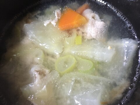 豚肉と根菜の塩スープ